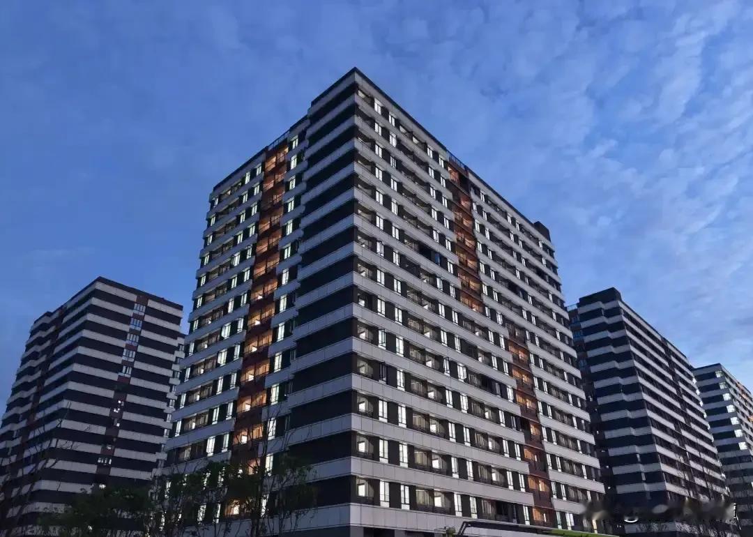哇塞，湖南大学新校区亮灯啦！亮灯后的新校区，就像一颗新星在城市里闪耀。夜晚漫步
