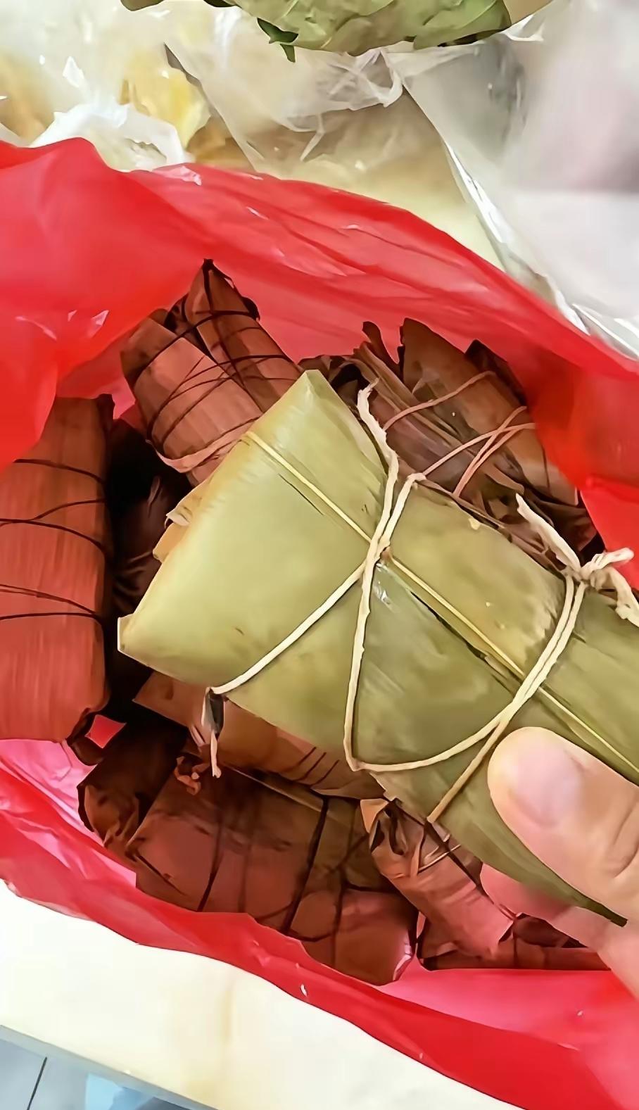 对门住着两位南方老人，我婆婆好心给邻居送去了她包的粽子，可前脚刚送进去，后脚那老