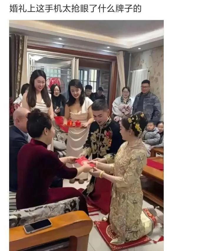 第一眼就只看到了端茶的伴娘