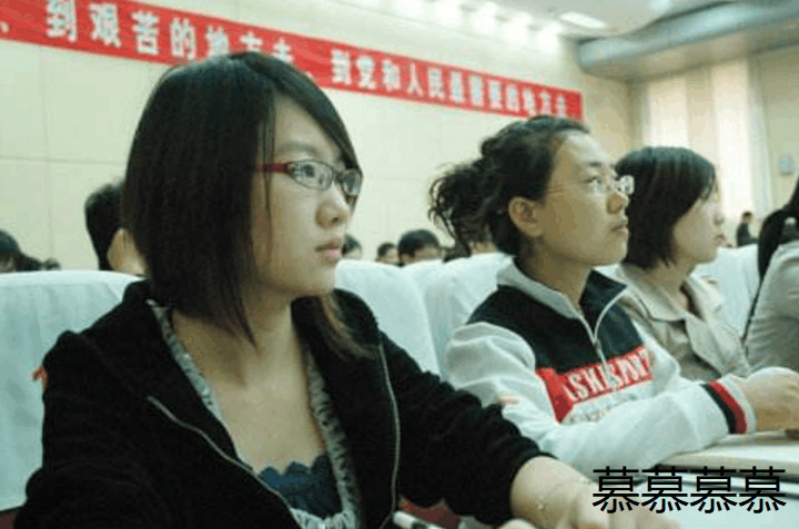怀孕产下龙凤胎, 婆婆在产房外大骂, 老公二话没说就一巴掌打了过去