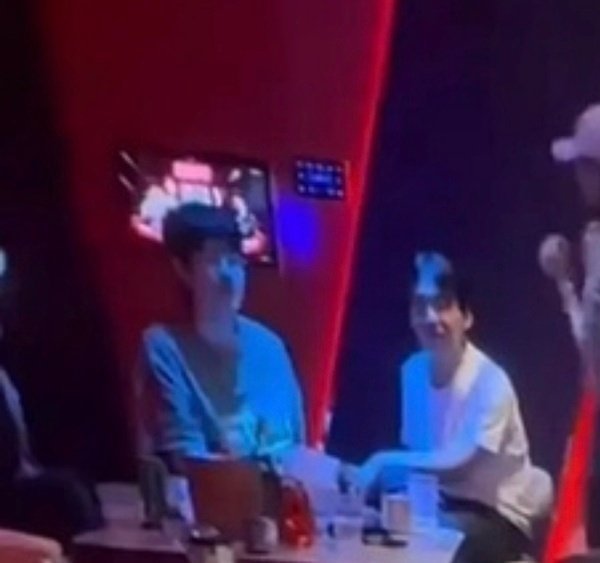 在别墅里面唱K朋友家私人聚会郭麒麟这边承认了是本人但没有承认是商K，说是朋友家