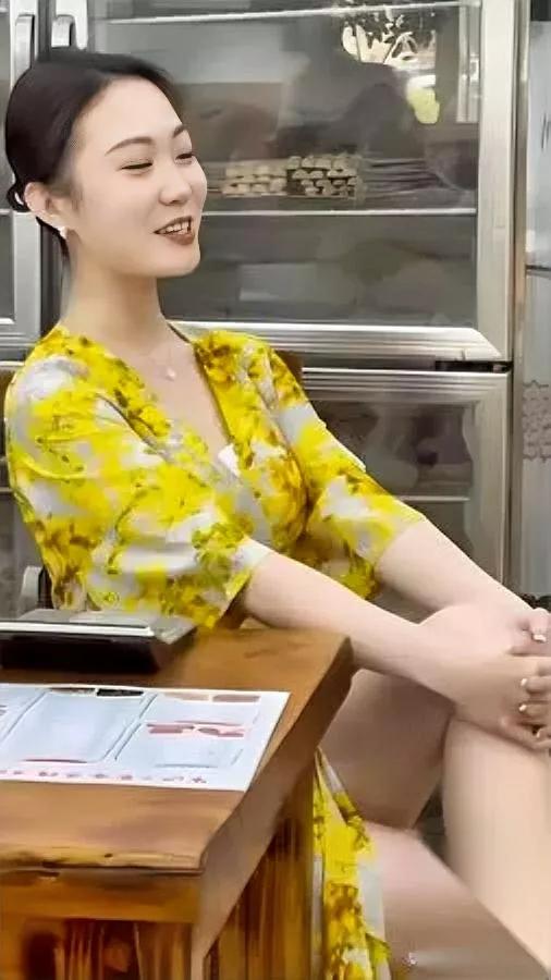 员工威胁跳槽？老板娘笑了知道真相后我服了！店里员工跟老板娘放话：“再压工