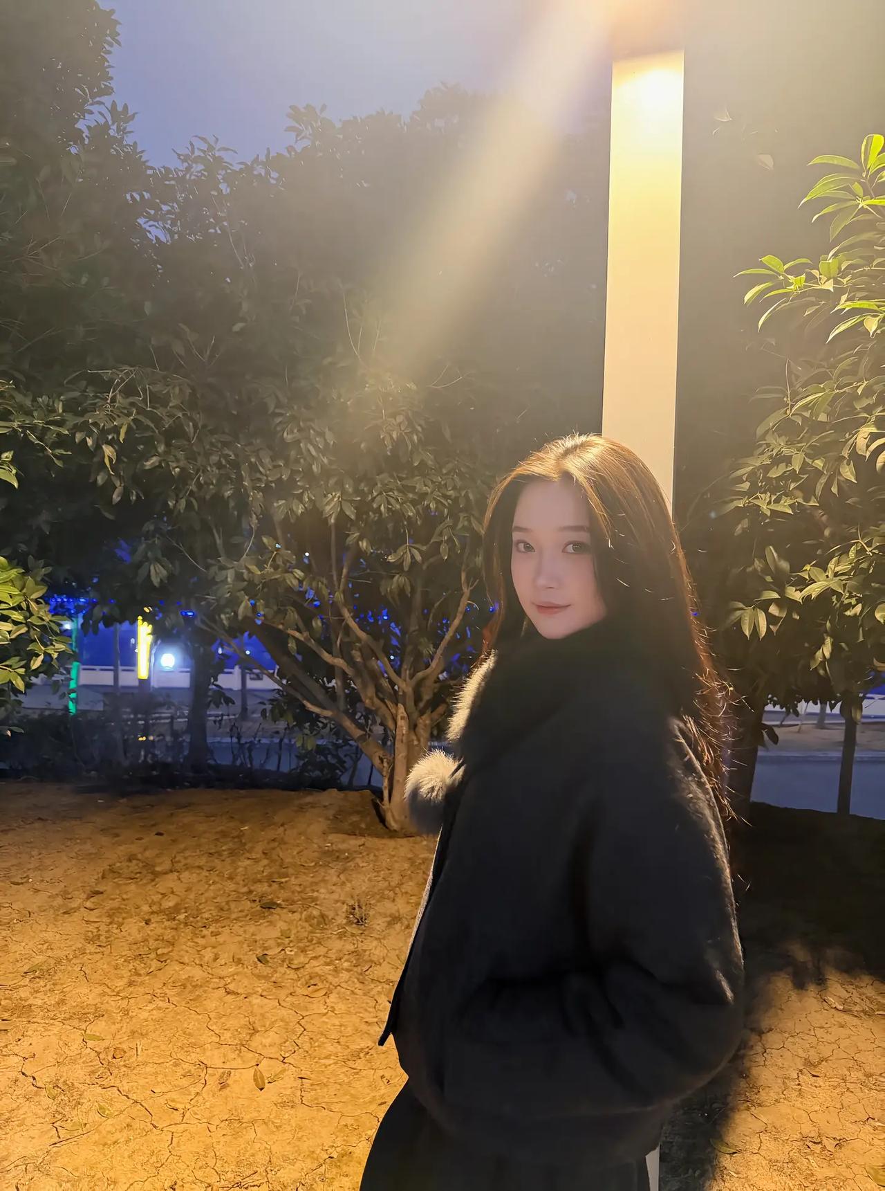 月色如银，照影成双。