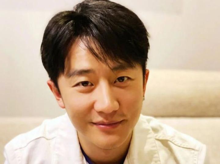 2007年，黄轩带母亲去大连旅游，突然收到52岁父亲去世的消息。他直接懵了，鬼使