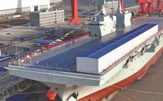 美媒紧盯中国076两栖攻击舰，比起加装电磁弹射，更恐怖的是它的生产速度，一年就可