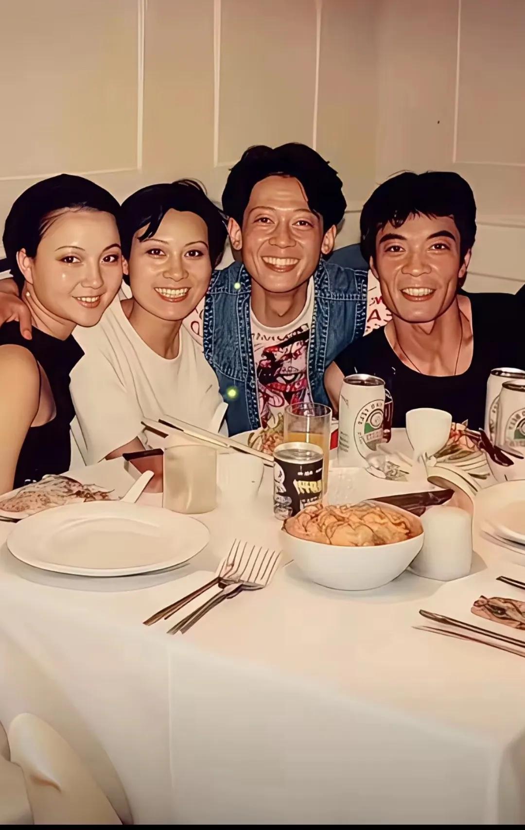 纯真的时代，左一周笑莉、徐幸、王志文、刘威一起吃饭的合影。相当有实力的四位老戏骨