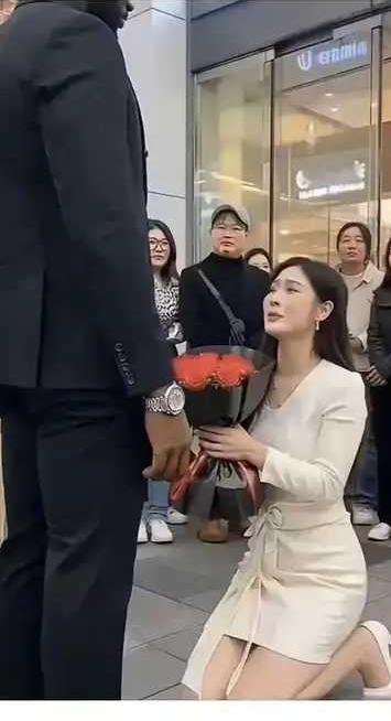 他只是毕业了，要回他的老家非洲。她跪在他面前，肝肠寸断，哭得撕心裂肺，梨花带雨