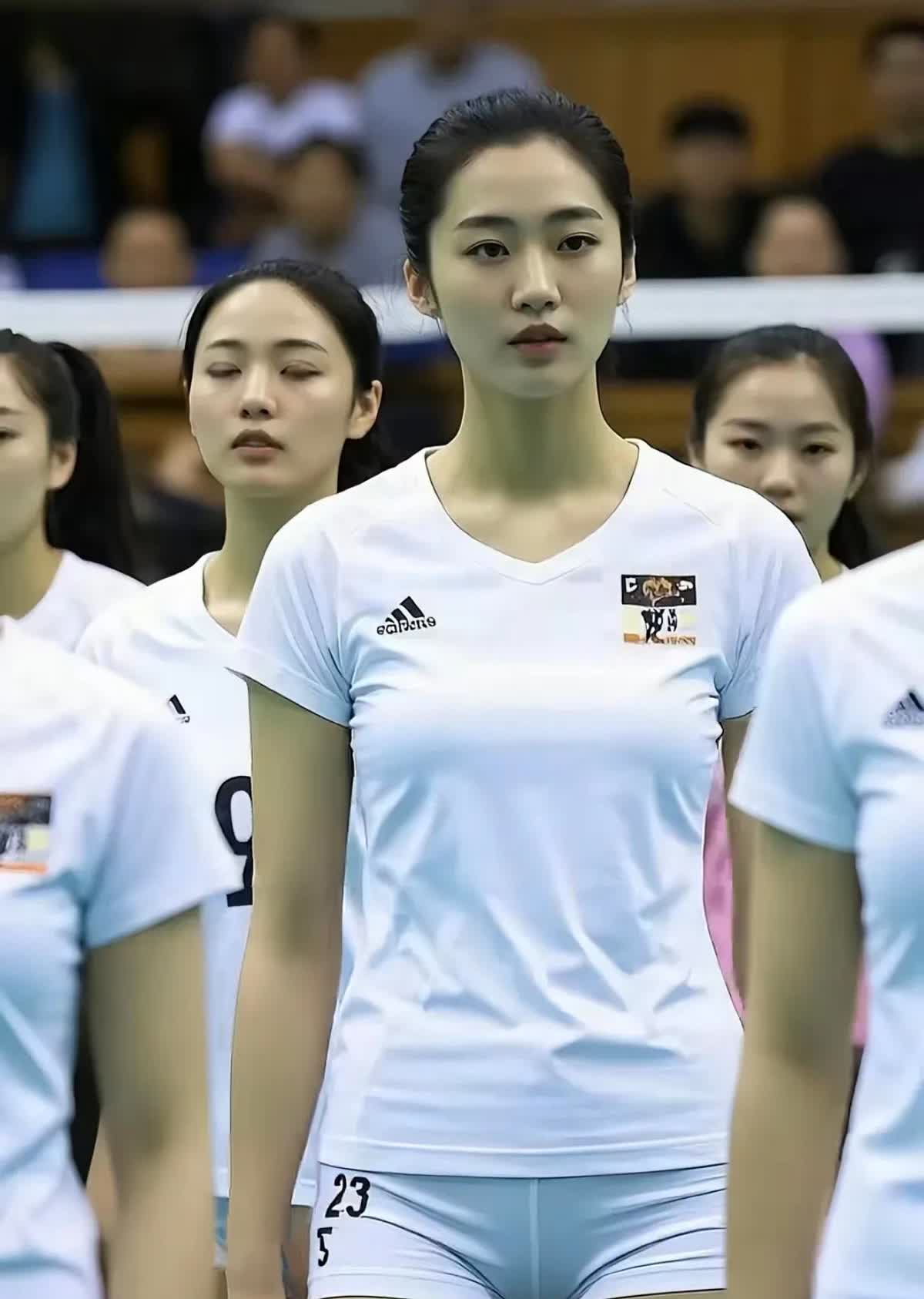 赛场上的女运动员真的太耀眼啦！不仅球技超棒，打起球来干脆利落，得分时的样子帅呆了