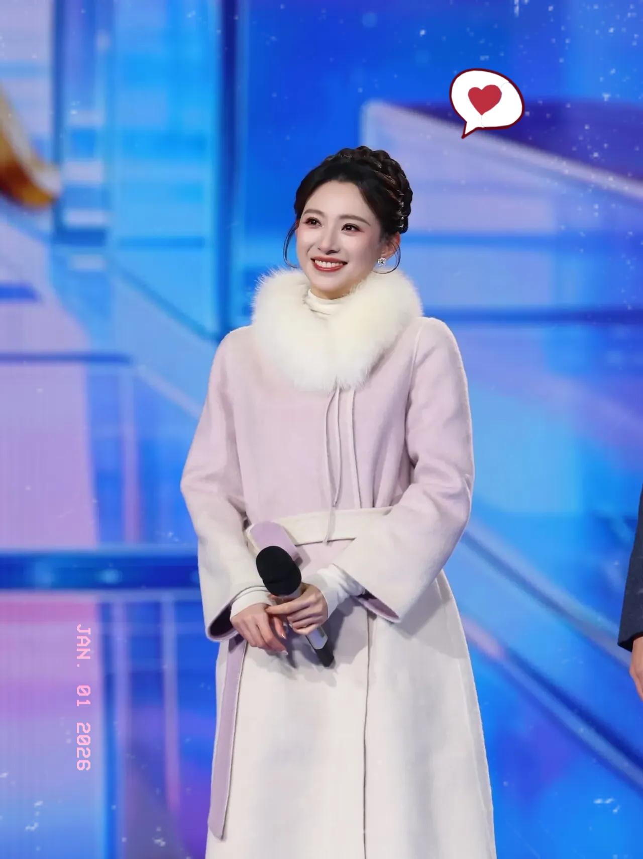 我终于搞明白了，这次央视跨年晚会，女主持人为什么穿的是大衣、羽绒服？原来