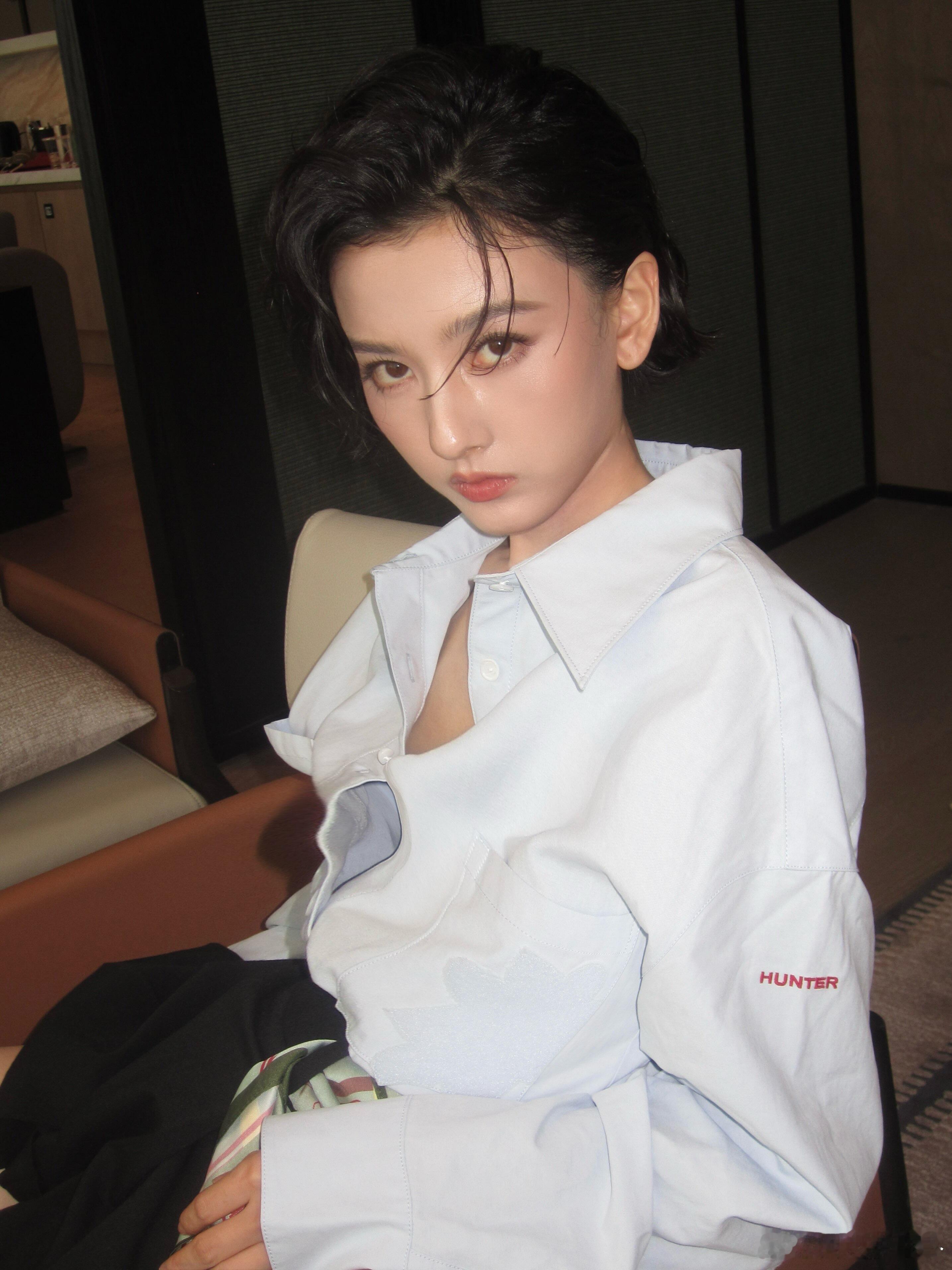 宋祖儿我想象中剪短发的样子谁家爱豆短发这么绝啊原来是我家的，A到腿软又美到心颤