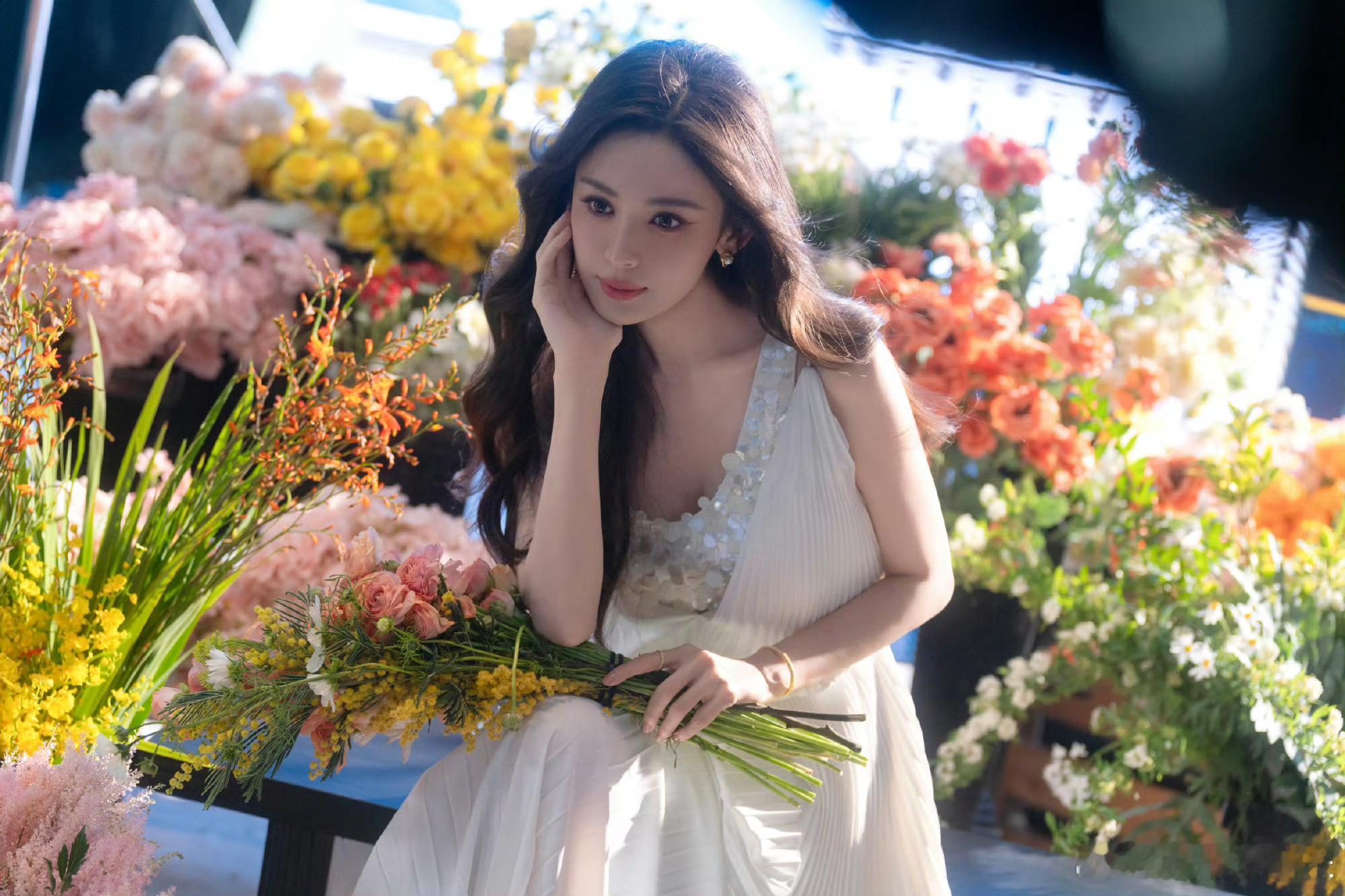 娜扎花市里找春天娜扎发了两波美照被娜扎春日大片美晕！花市寻春她比春光更耀眼，温