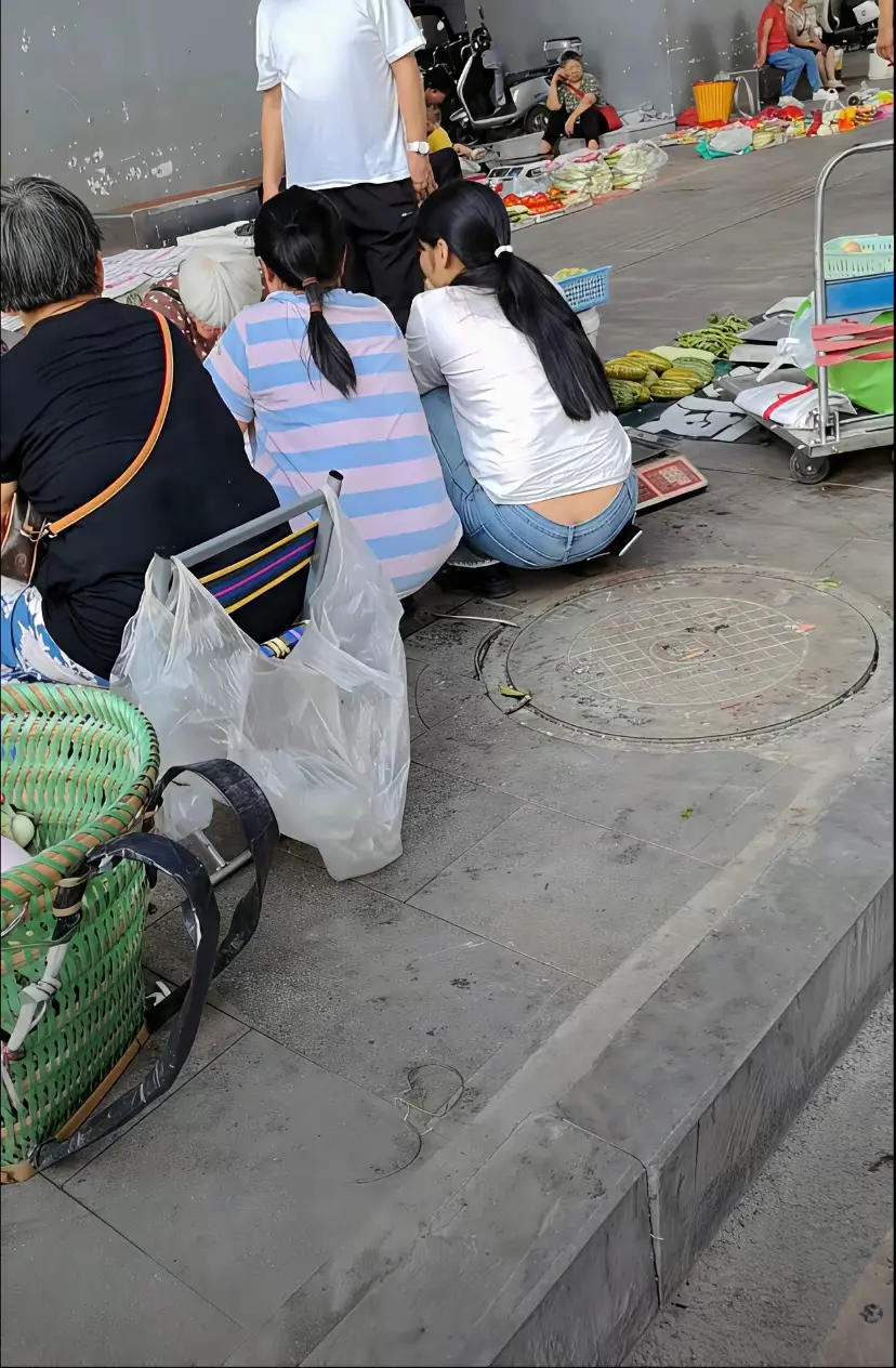 菜市场出摊了，要买菜的赶快来