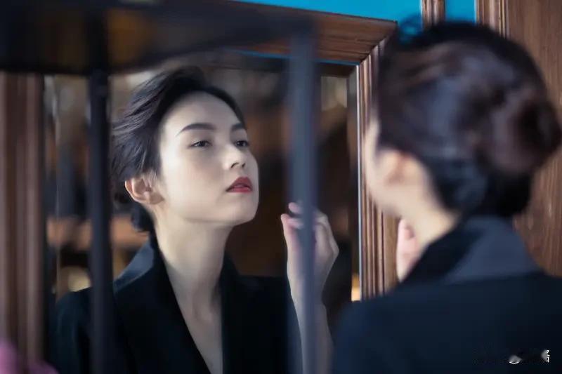 近日，张柏芝陷入一场超千万港元纠纷庭审，真是让人唏嘘。前经理人余毓兴指控她收了逾