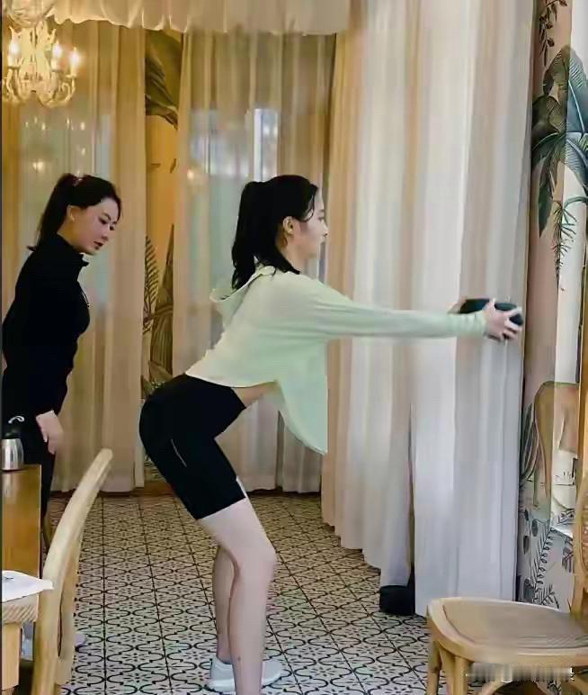 关晓彤健身这么美，腿修长！用汗水塑造完美身材！[玫瑰][玫瑰][玫瑰]