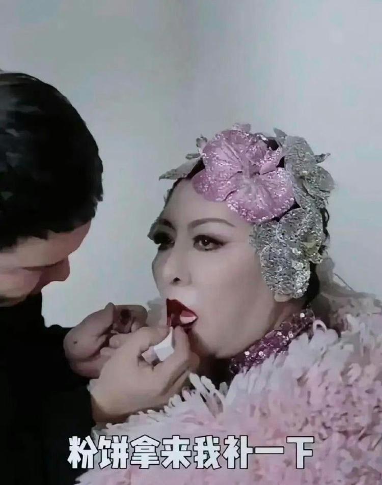 向太化妆也太夸张了吧！感觉脸上的粉底有一厘米厚，看着煞白的脸蛋确实有几分可怕[捂