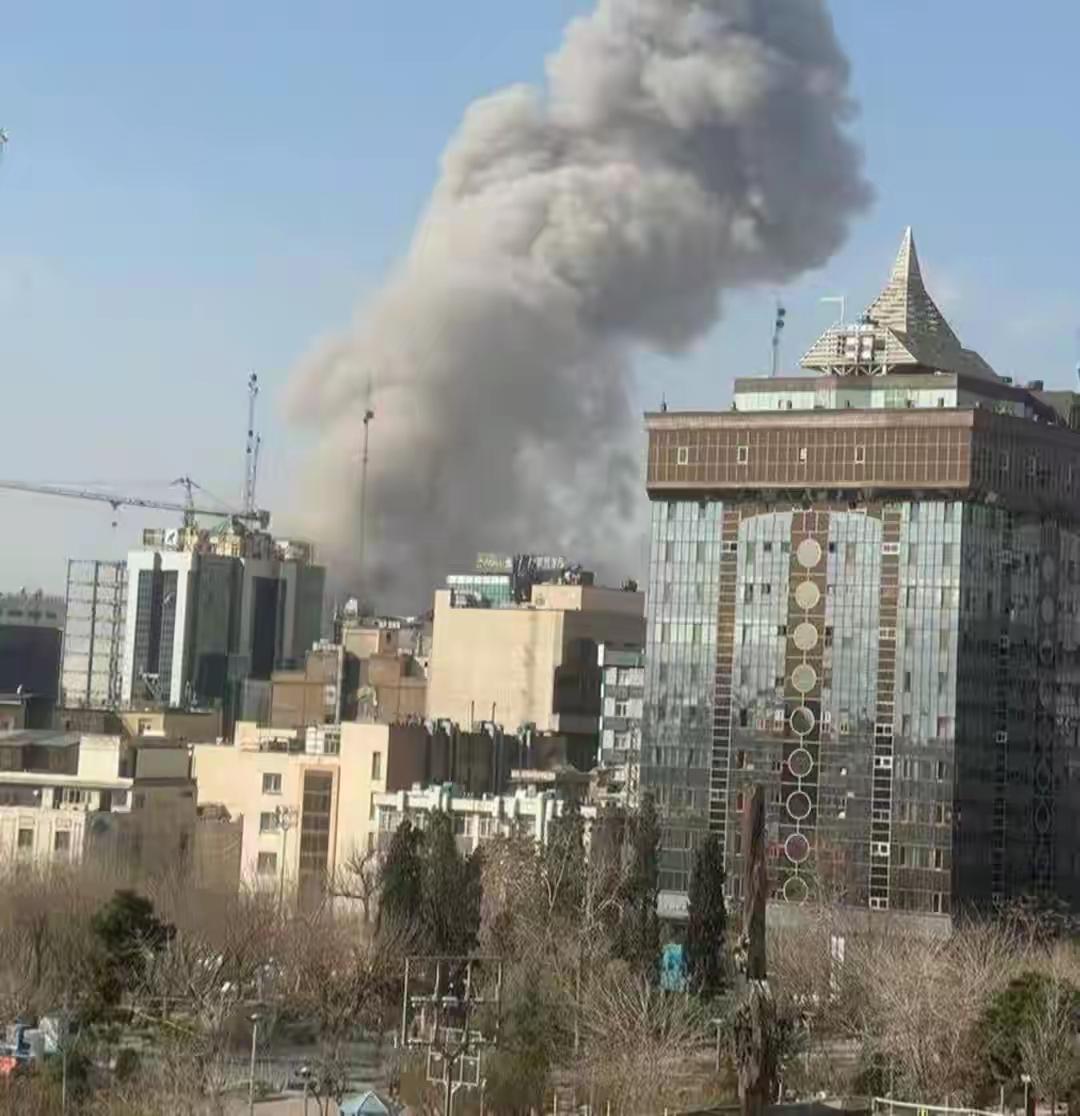 开战第20天：伊朗大杀器齐出，美航母仓皇撤离，特朗普紧急求助35国暴