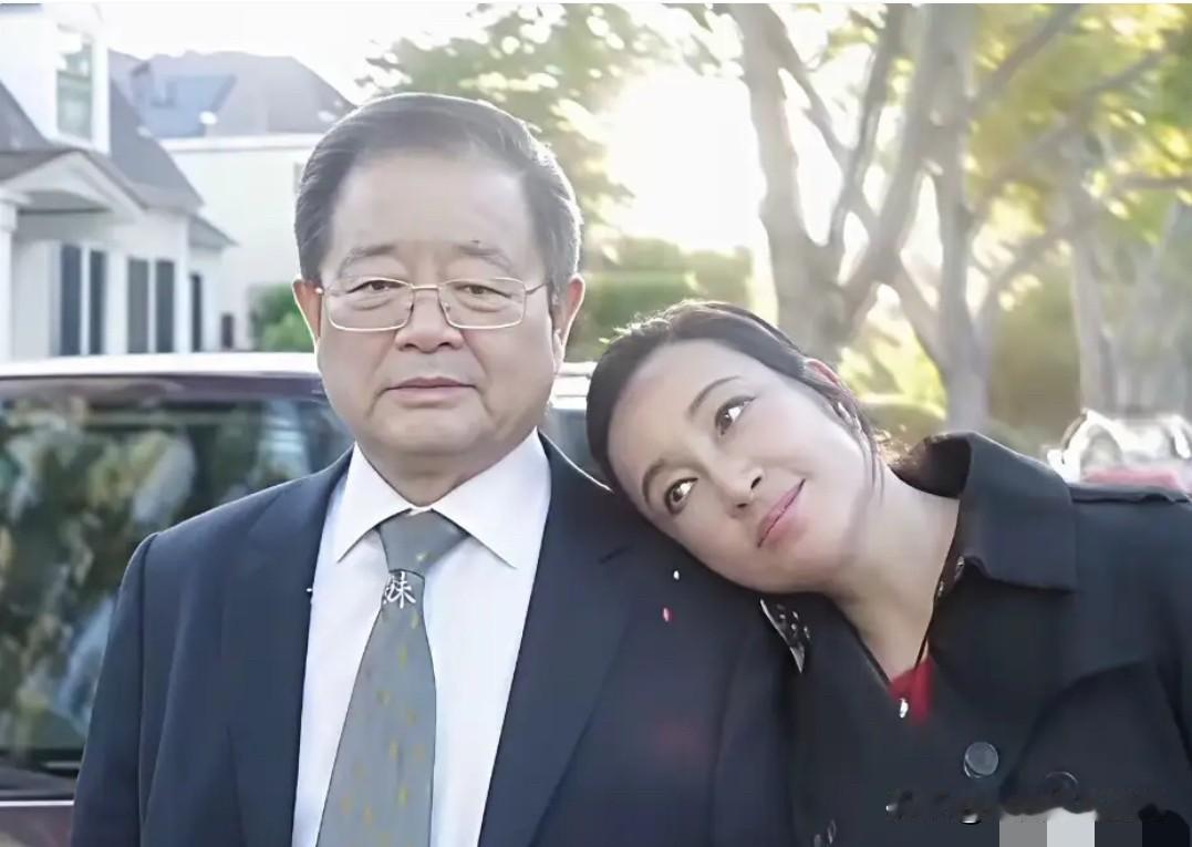 刘晓庆小鸟依人地在丈夫王晓玉肩头，在美国豪宅中，留下一张十分温情的合影瞬间。王晓