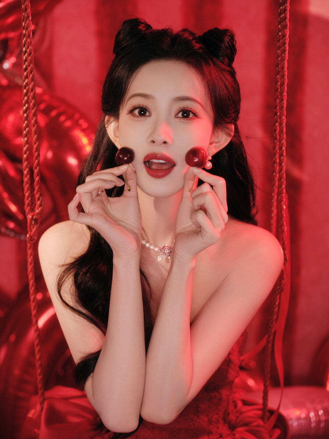 春晚新春茶话会好好过大年孟子义春晚大片来啦，一袭红裙搭配HUIISLE卉屿玫瑰花