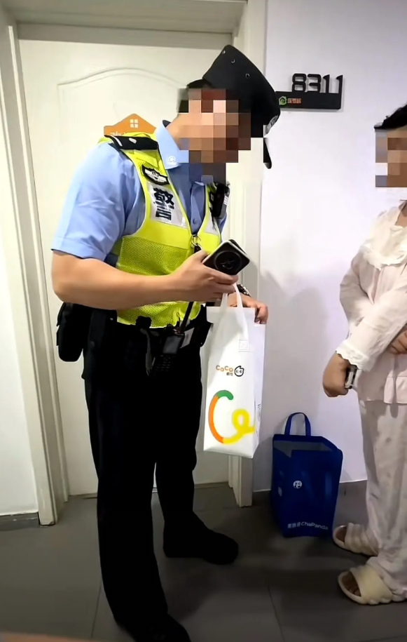 大学女生偷奶茶，正主不惯着，直接报警抓到了这个“女贼”但这个女生脑回路新奇，