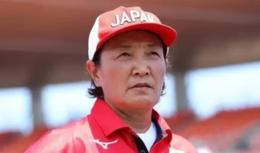 “我放弃中国国籍，成为一名日本人，就是为了打败中国队”，而她的父亲则公开回应：“