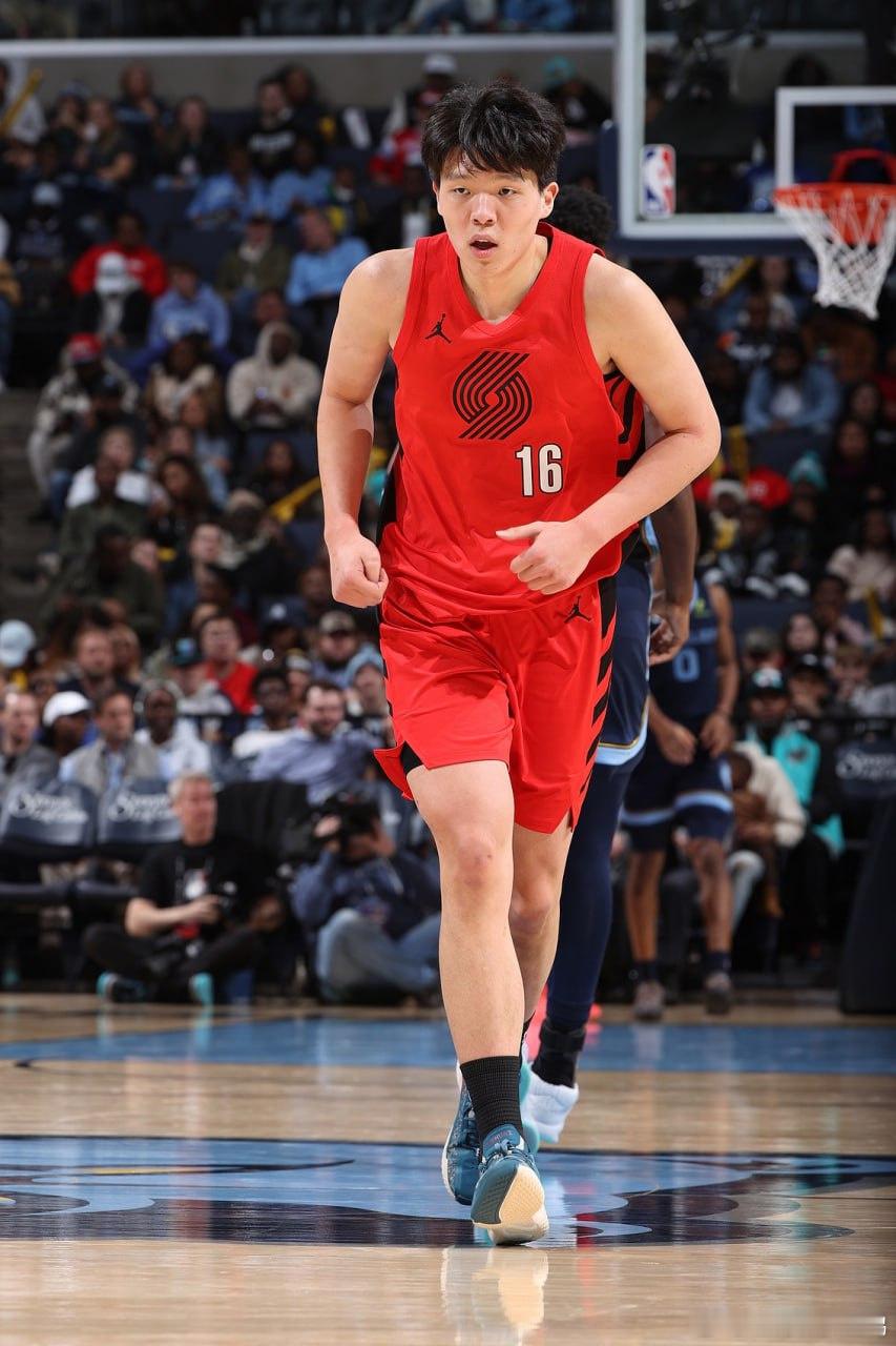 【三大中锋！明日开拓者对阵勇士杨瀚森&克林根&罗威均出战成疑】