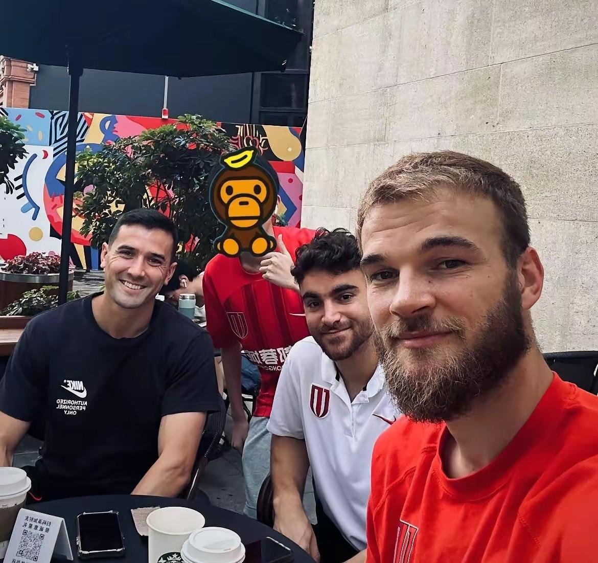 可别怀疑成都蓉城球员私下的感情！徐正源热泪盈眶离开后，核心球员丫丫、周定洋、