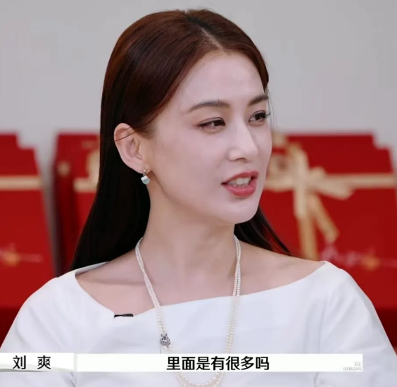 黄圣依：卡里有很多钱。大家很好奇，黄圣依和杨子离婚，杨子给她卡里留多少钱，黄