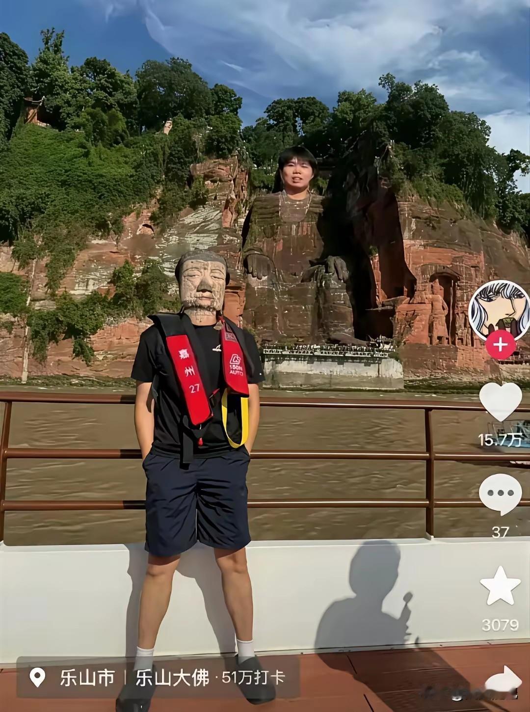 跟乐山大佛换头？这哥们儿是真虎啊。不骗你，就一男的站游船上。跟大佛合了个影。