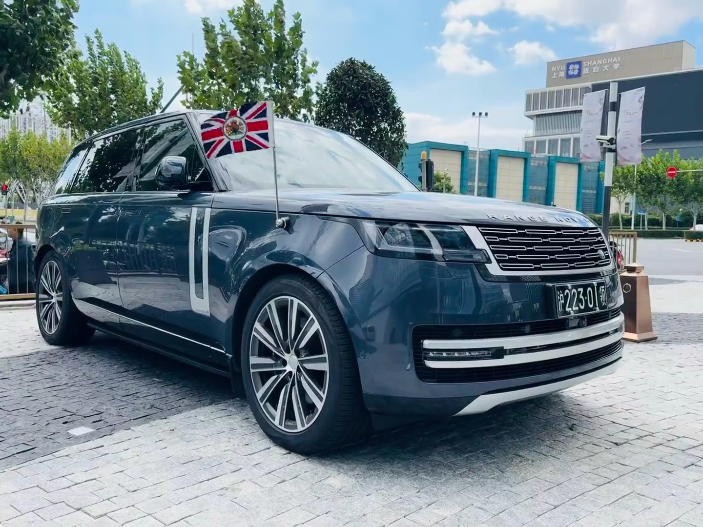 英国驻沪总领事的1号车换成大揽胜了～霸气外漏。是个好选择[墨镜]​​​