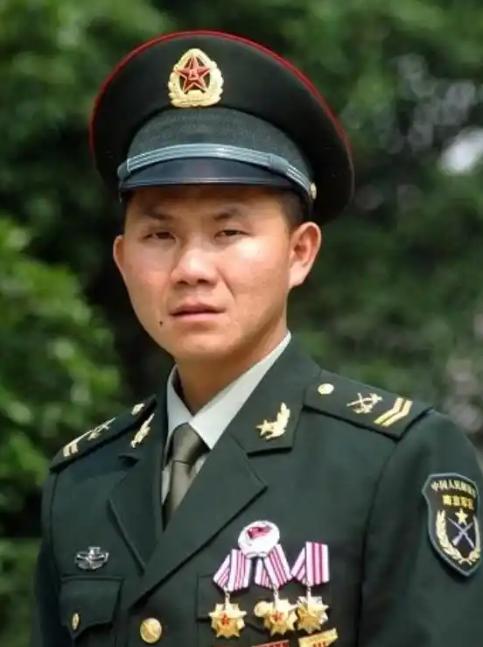 2001年，成都开往武昌的火车上，一下子冒出来76个拎着家伙的歹徒，当时列车上军