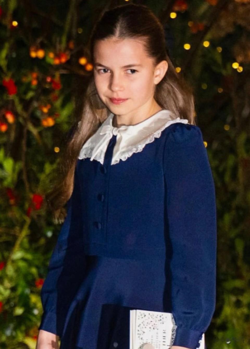 夏洛特公主亮相圣诞颂歌，凯特看她满脸骄傲漂亮的夏洛特公主出来了，身穿彼得潘方