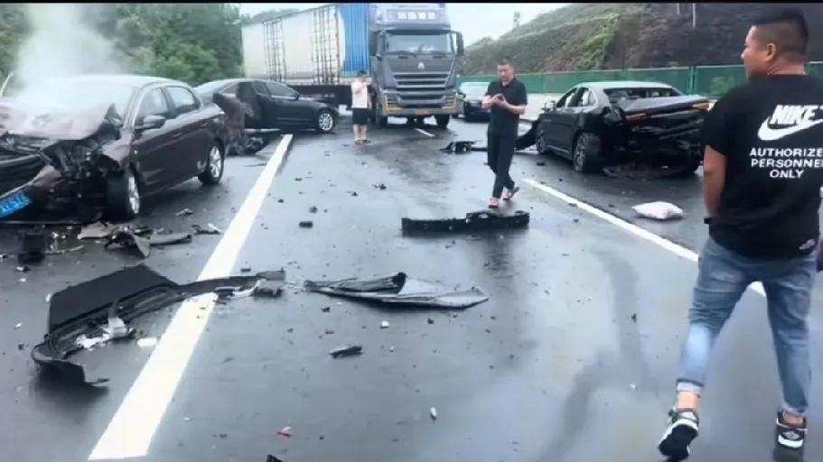 5月18日，广龙高速赣州往龙川方向发生一起连环车祸，相关视频引发网友广泛关注。从