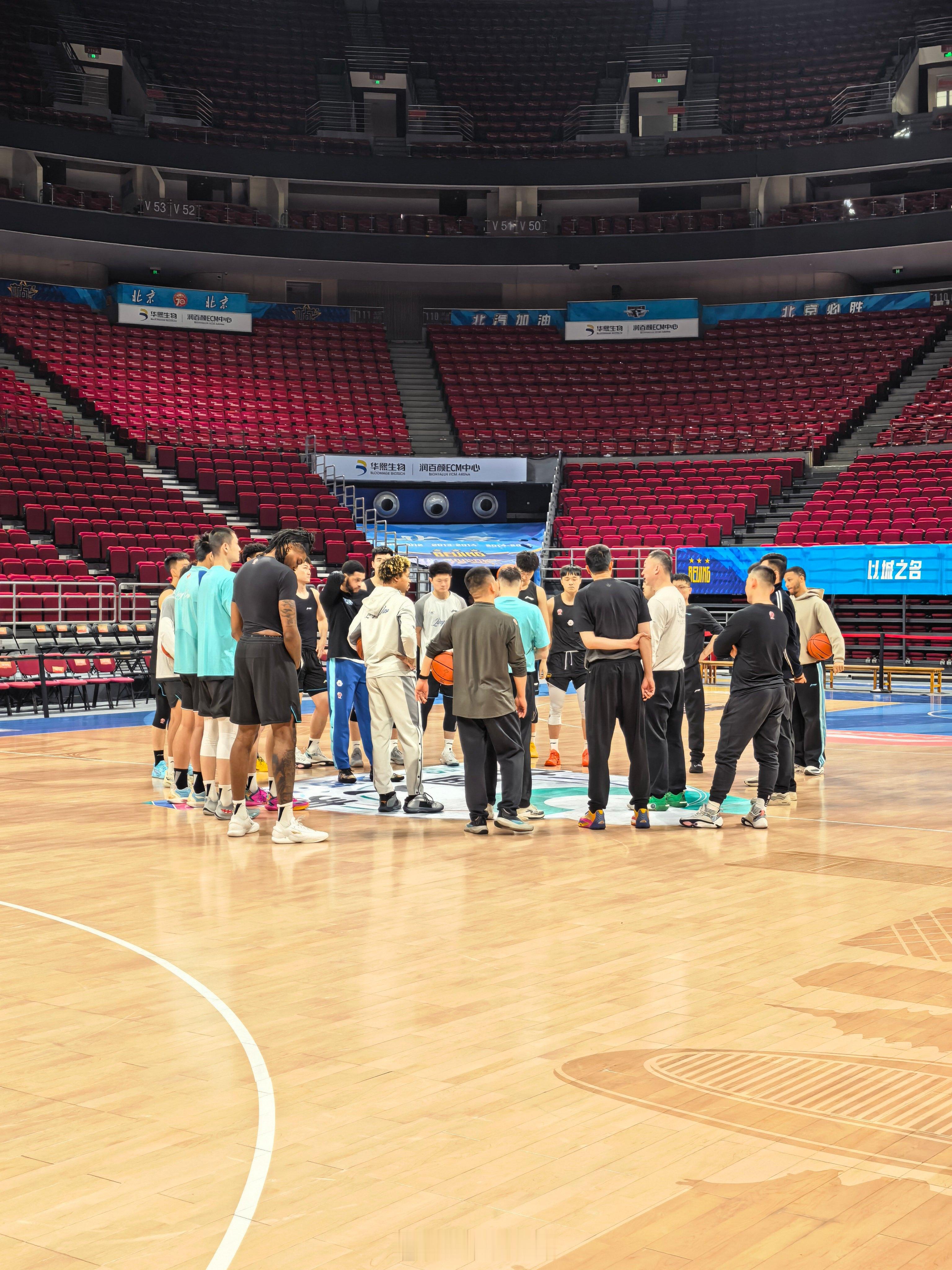 北京男篮vs青岛男篮踩场时间，青岛来得早结束得早，全队很放松。刘导表示首钢虽然