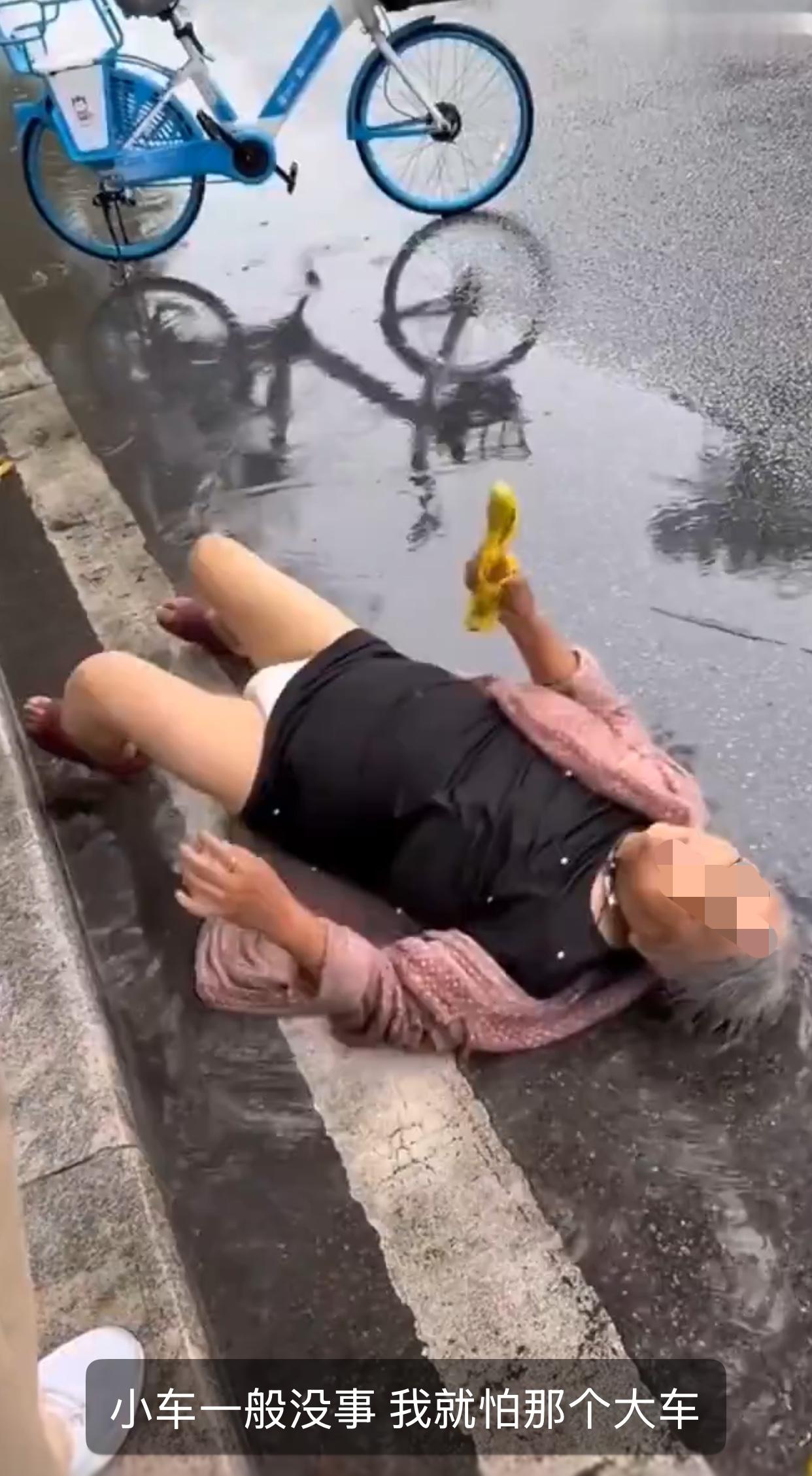 刚刚看到一个视频，两个年轻人看到一个老太太摔倒在路边，迟迟不敢去扶起，一边录像一