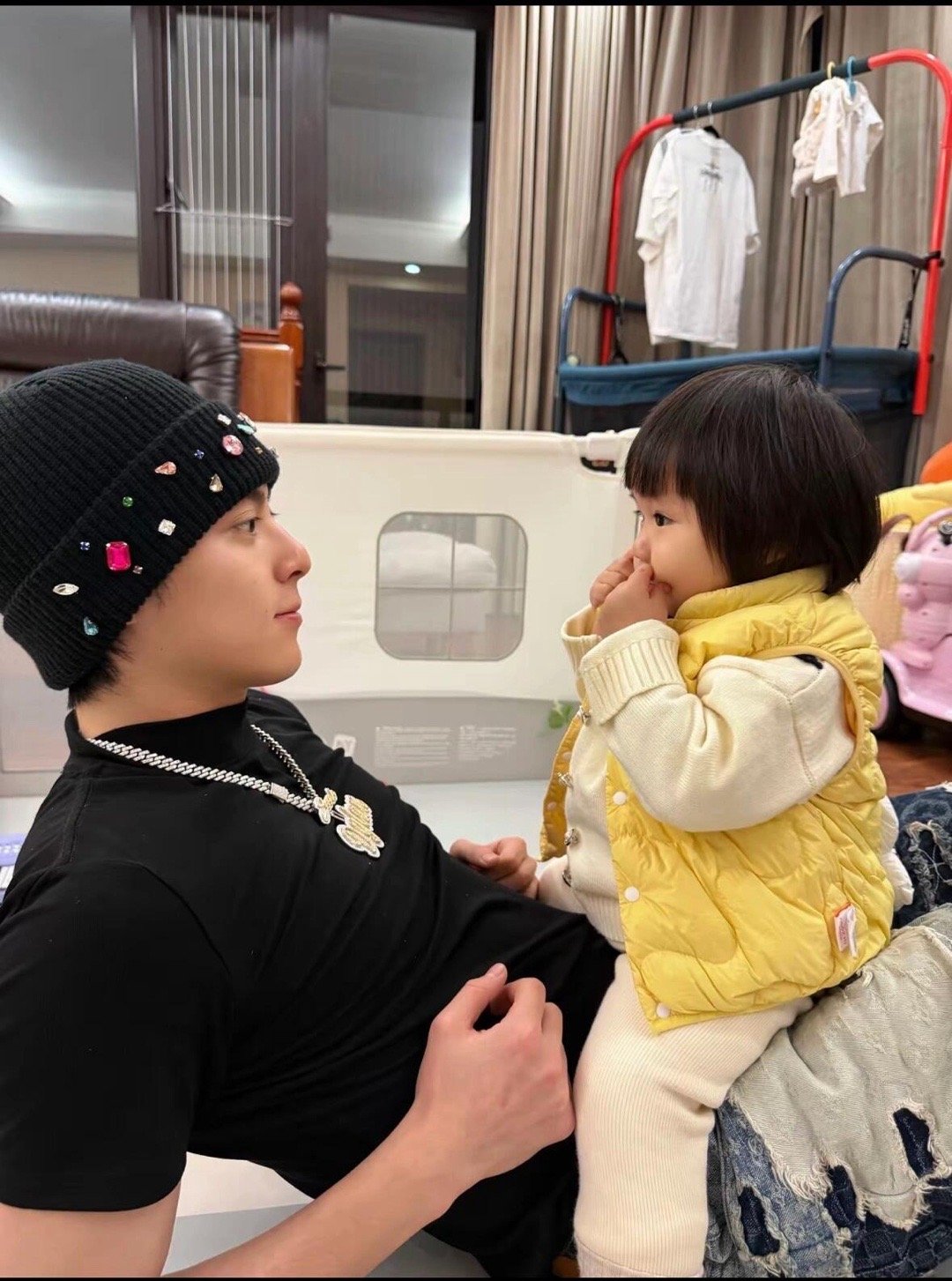 等我小了也要坐王鹤棣身上哎呀～这是谁家的小宝宝啊！！被王鹤棣抱在怀里给我萌化了