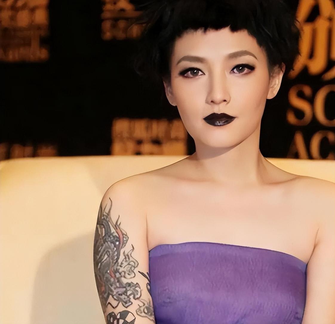 为爱摘除子宫，剃寸头打舌环，从国民甜妹蜕变成叛逆魔女：49岁的范晓萱，把人生过成
