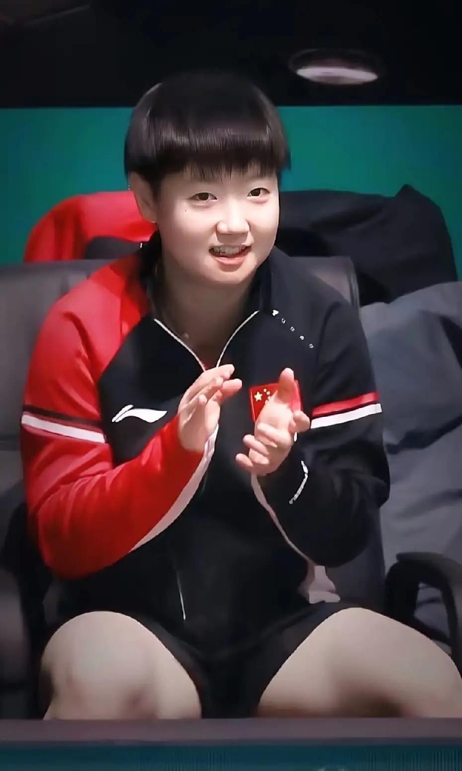 孙颖莎的家境自小就很优渥，父母都是体制内的，所以她看待事情的格局比很多同级别的运