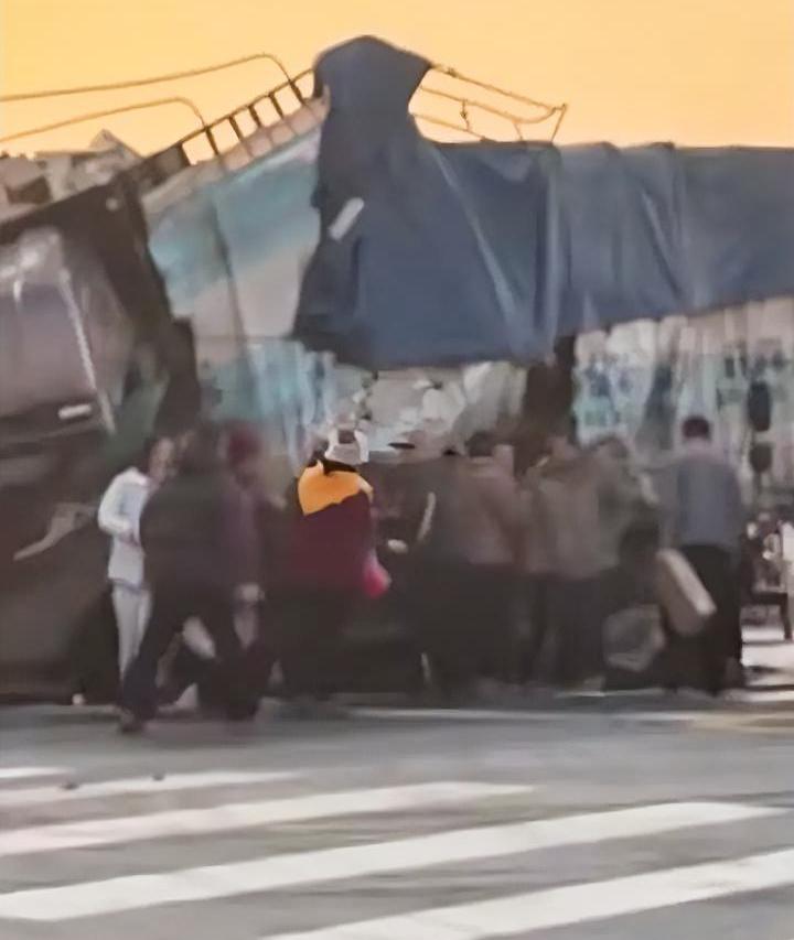 没出事货是你的，出了事货就是我的，这民风还真是“淳朴”。某地高速上有货车发生