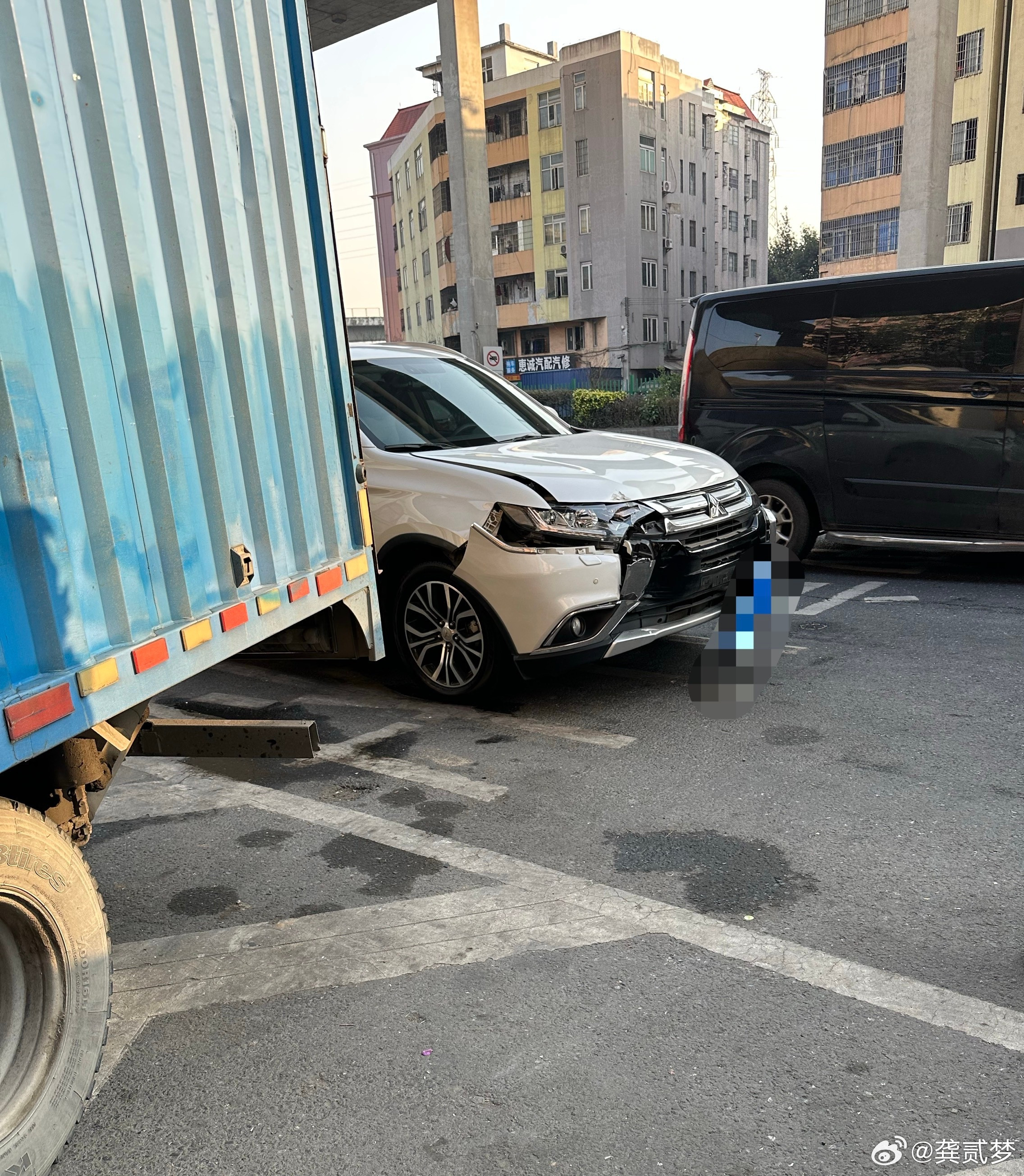 我朋友的小鹏早上被追尾了，发过来的图一看，三菱的大灯和前杠基本得换了，牌照掉了还