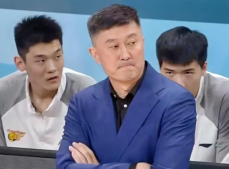 杜锋：朱总，内线又被打爆了，这输上海输得跟上次一模一样吧？？？朱芳雨：那你还一