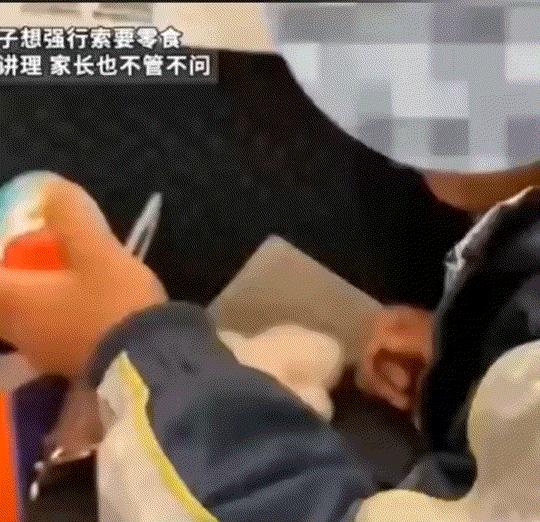 很无奈。刷到一个视频，一女子乘坐高铁时，一男孩竟直接上前翻拿女子的东西，对此女子