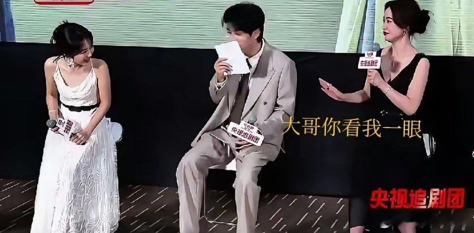 李梦和刘学义关系太好了，这种动作只有很熟的朋友才会做。兰香如故追剧团线下，李梦谈