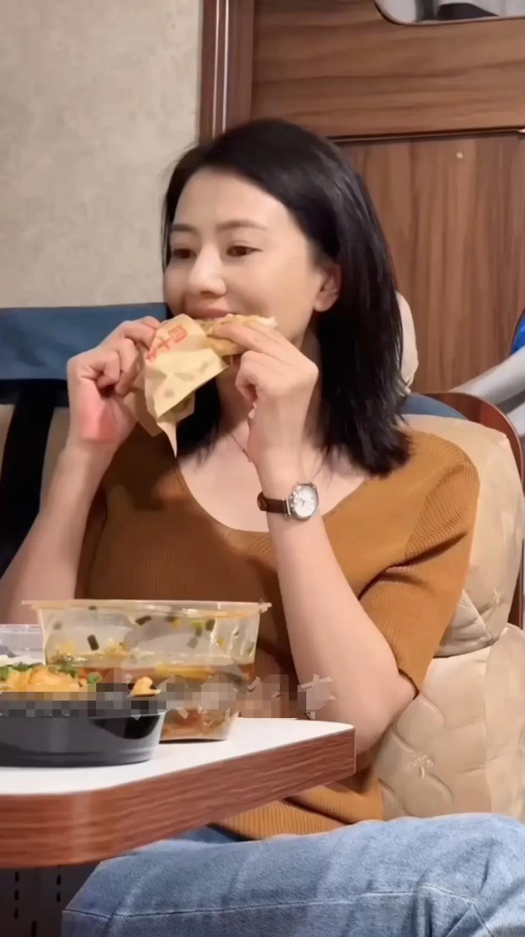 高圆圆，吃个饼都那么优雅。