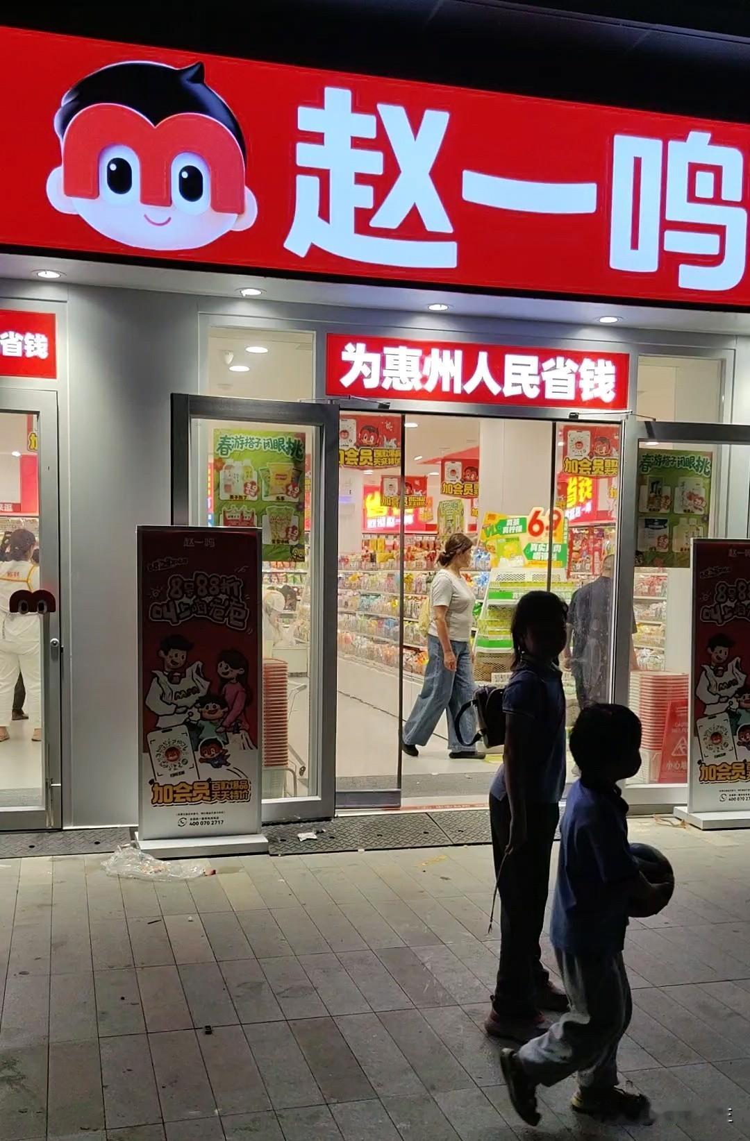 楼下商铺不足50米的范围内，竟有三家便利店（美宜家、天福、易站），竞争之激烈