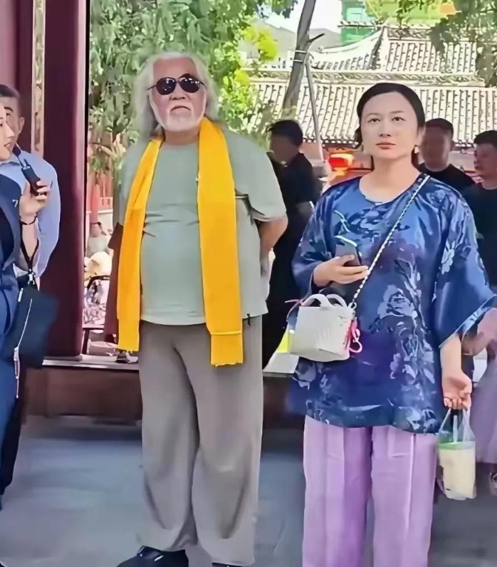 杜星霖30多岁如花似玉的年龄，和这样一个70多岁的大肚男张纪中，同床共枕，并连续
