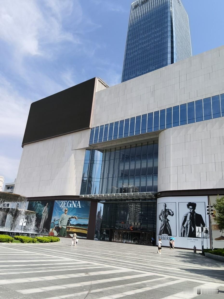 兰州万象城是我们这个城市最高端的商场，可以说是顶级商场。虽然已经开业了好几年，