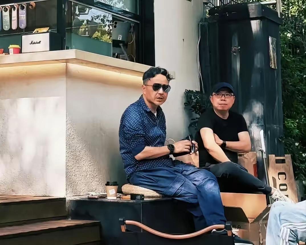 原来汪涵老师也喜欢吃槟榔，有网友偶遇他在咖啡馆旁边坐着，穿搭随意，带着墨镜，非常
