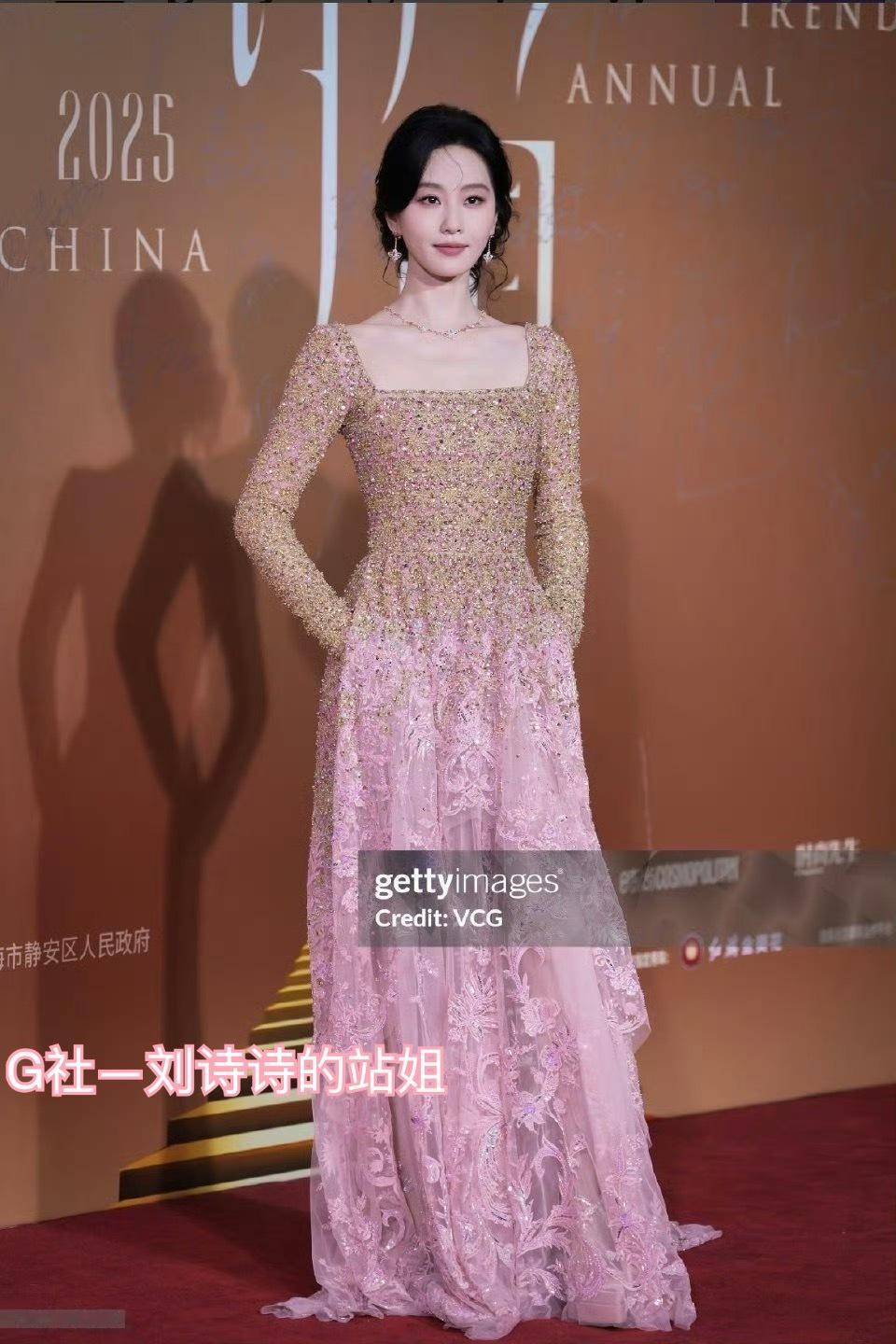 服了一直讨论到底谁压轴[doge]Cosmo活动谁咖位最高还用说么，时尚文化盛典除了