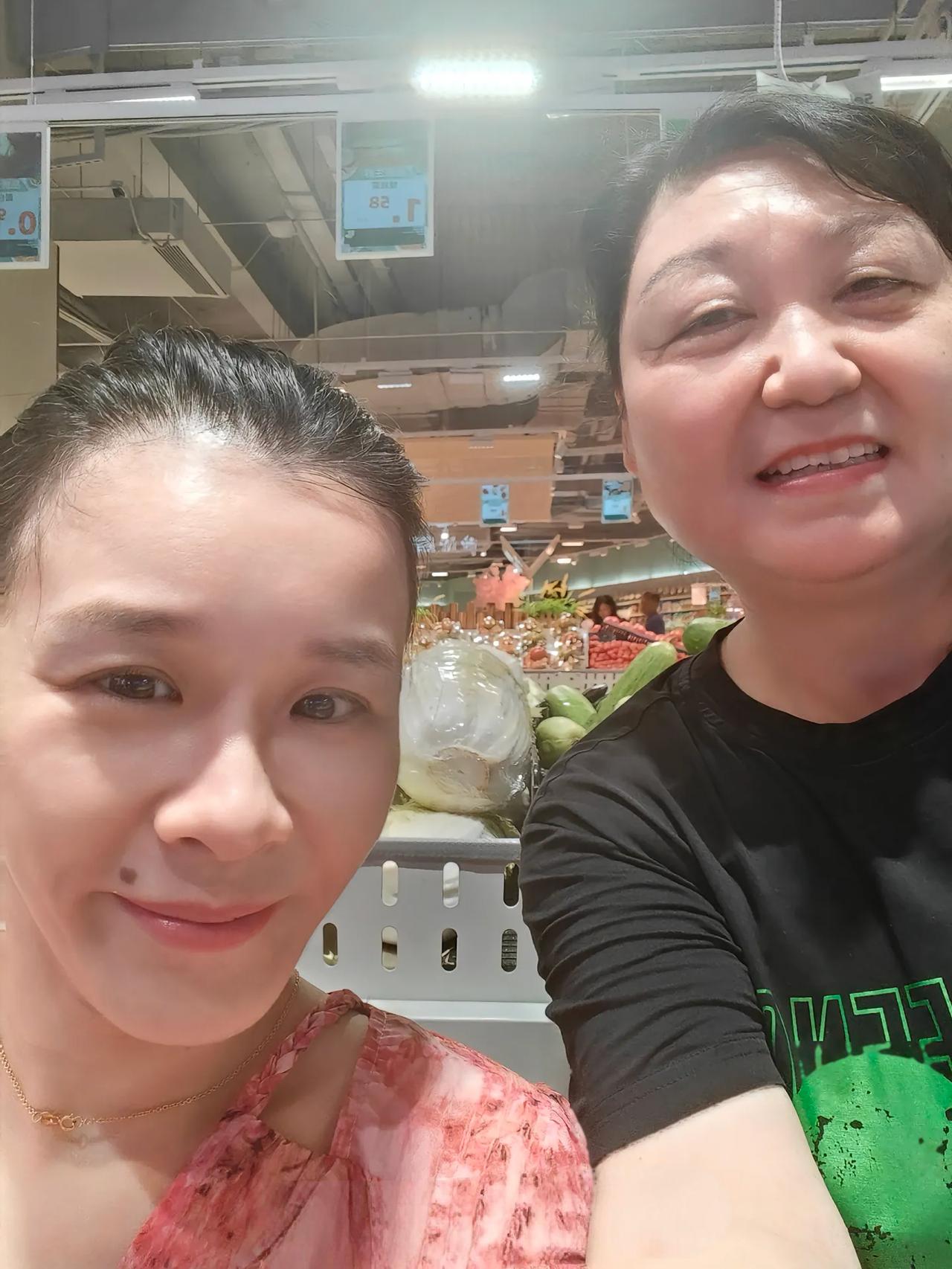 45岁的桑兰这次被偶遇，状态真的挺好。她和老公黄健在北京逛超市买菜。画面里，桑兰
