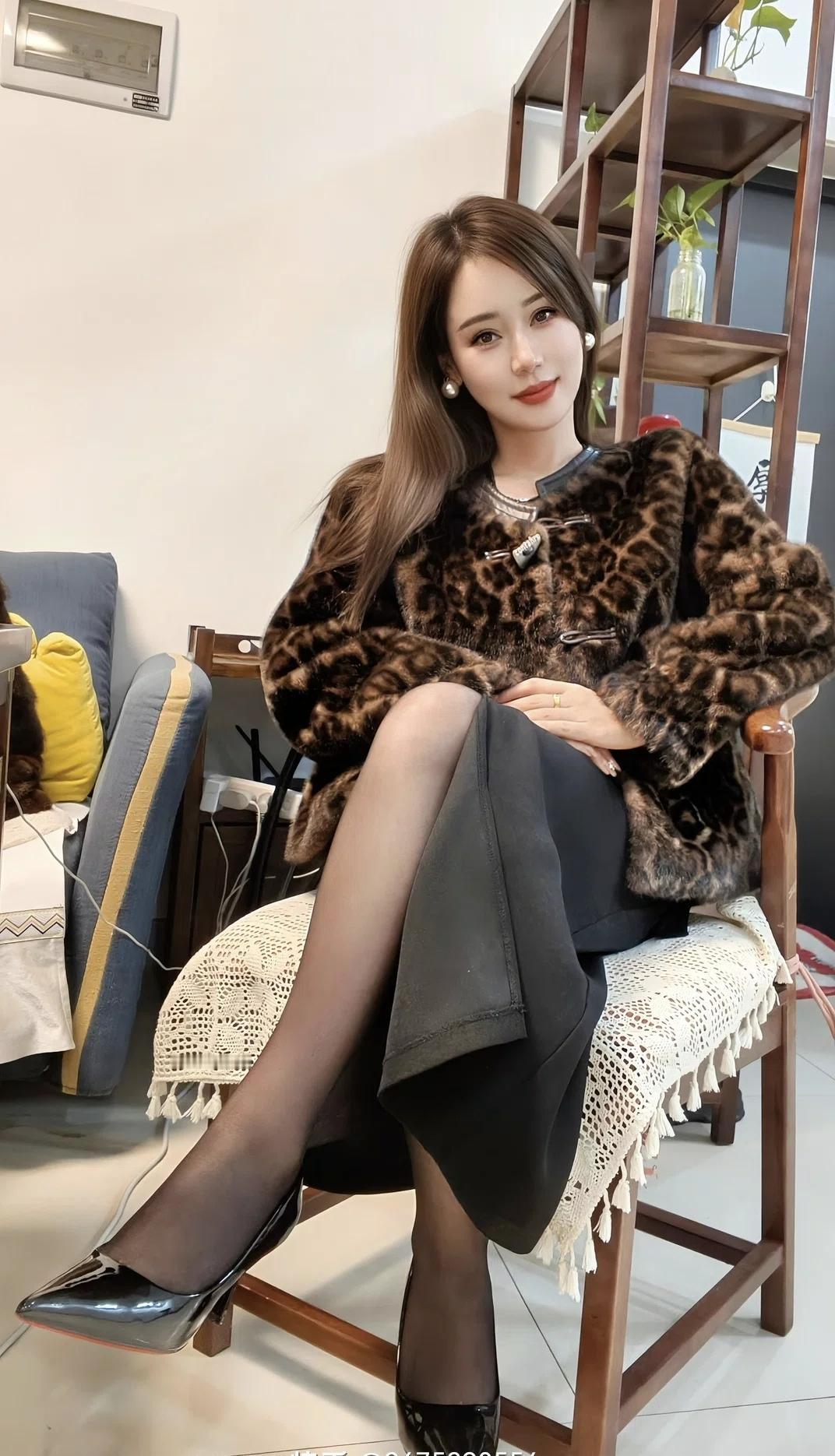 老板娘优雅气质穿搭，豹纹外套+黑色裙装，尽显时尚魅力！